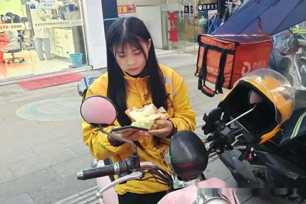 95后女生跑外卖，一天赚两三百背后的故事