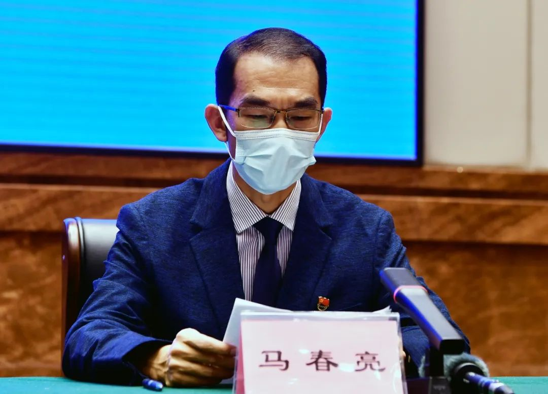 跑马市长被免职，公众关注下的行政反思