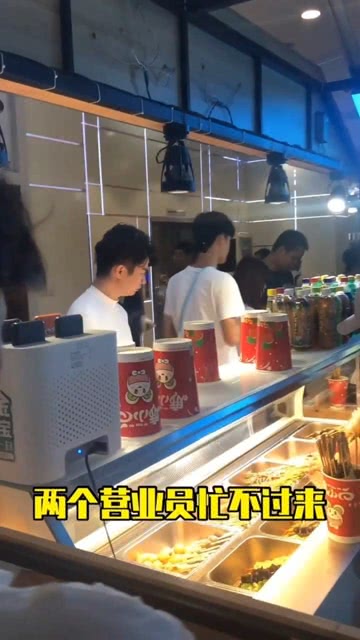 湖南一麻辣烫店因帅气店员走红