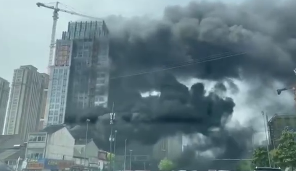太原小区爆炸现场，烈火蔓延浓烟滚滚