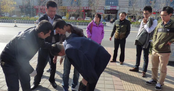 山东小伙在巴塞罗那裸绞锁喉擒贼，英勇之举，震撼世界