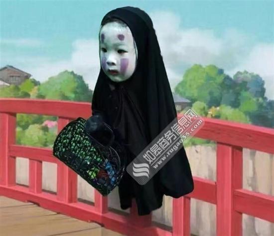 戴面具背后的惊魂，女孩被意外吓哭事件探究