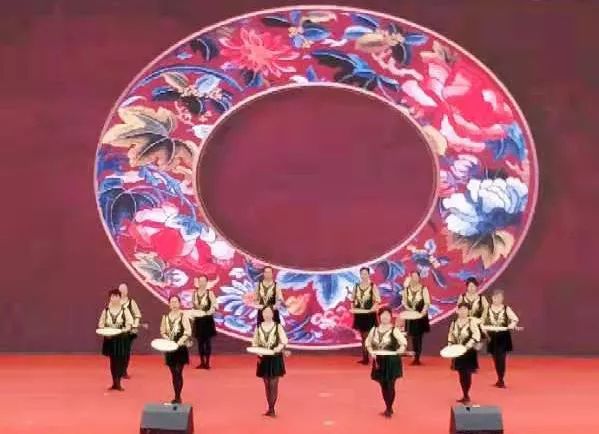 被中西合璧非遗鼓上舞美哭了，舞动的艺术交融之美