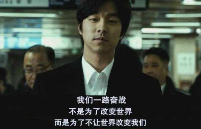 老师帮学生扎头发感人一幕