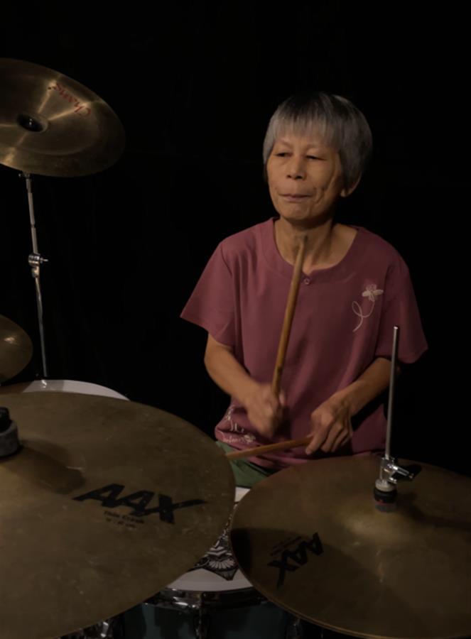 七十岁奶奶打架子鼓为婚礼助兴，激情与活力的非凡瞬间