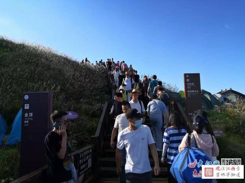 全国各地景区开启人海模式