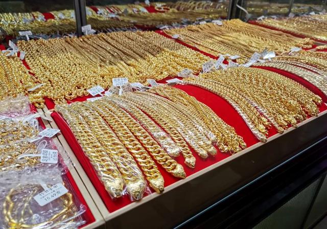 金饰价跌破千元，市场风云再起