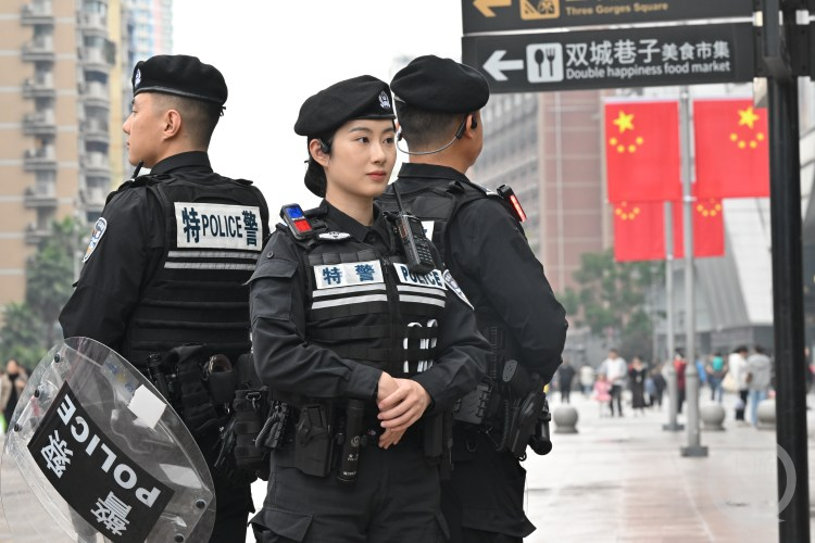 外滩美女特警成外国游客打卡点