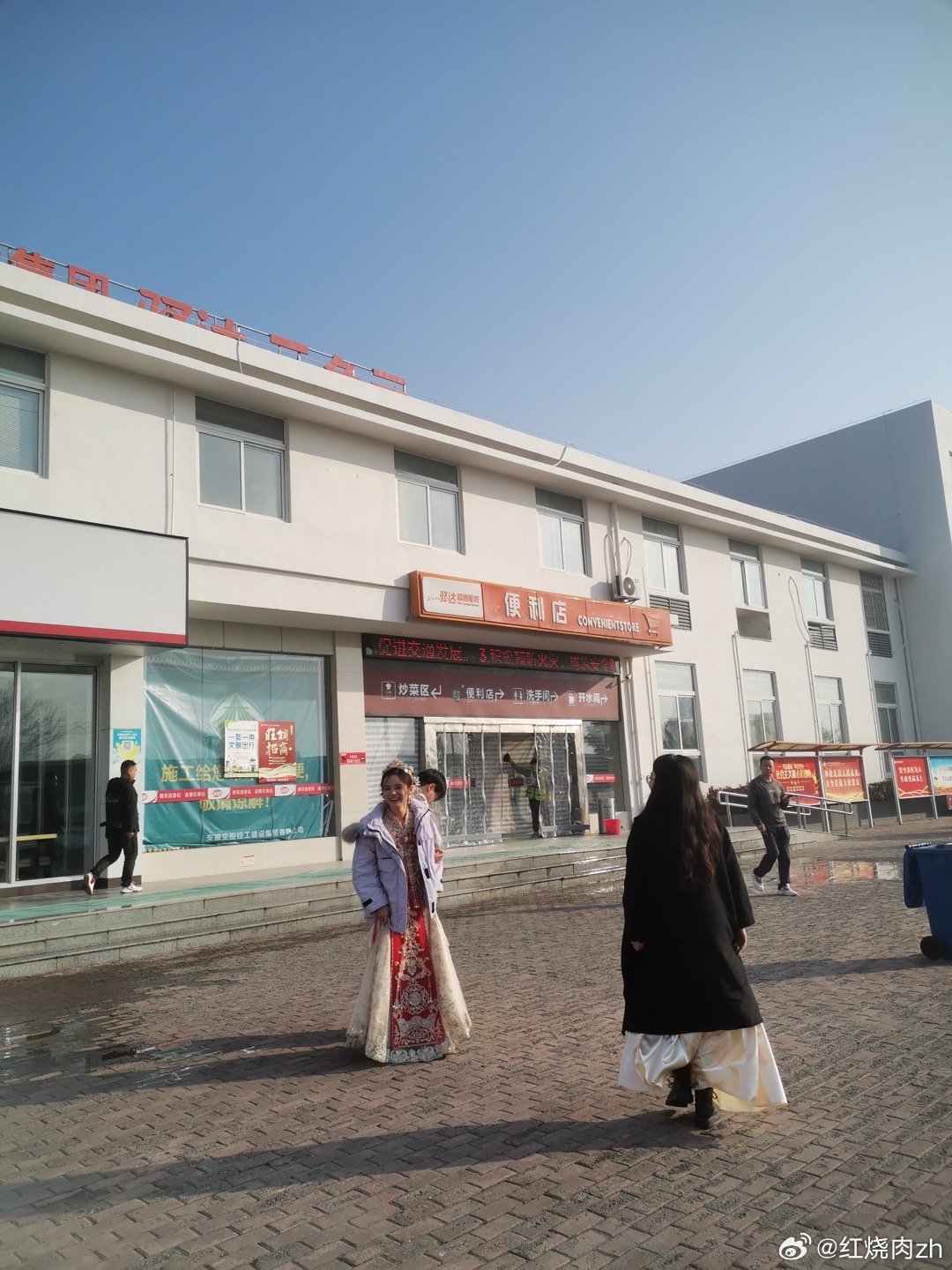 五一黄金周高速服务区婚礼盛宴，近三十场甜蜜仪式缔造浪漫传奇