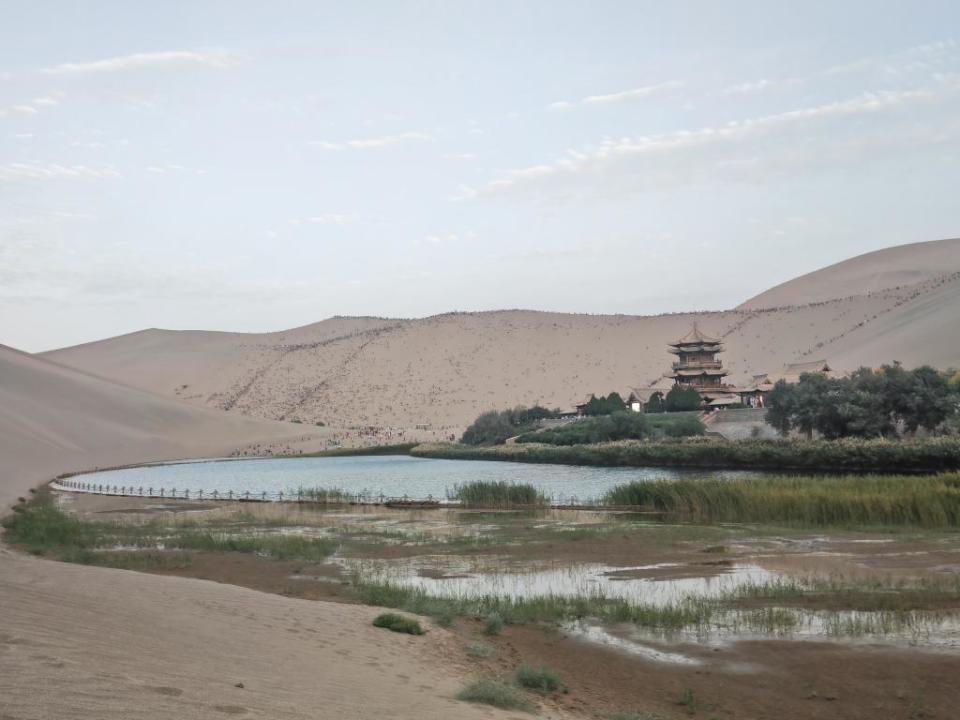 敦煌月牙泉，目之所及，全是人