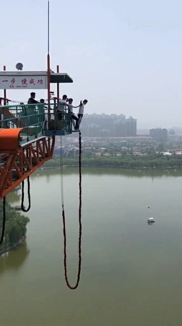 蹦极卧槽原版，极限挑战与心跳的共鸣