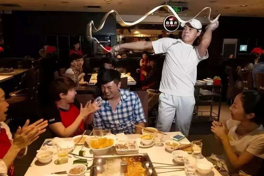 95后选择海底捞办婚礼，简约浪漫，餐费惊喜仅花2万多