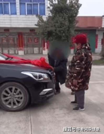 河南老人拦截婚车背后的故事