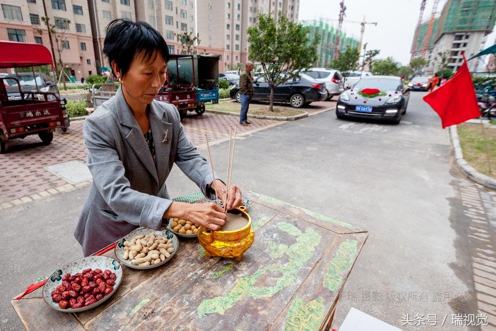 河南老人拦婚车要钱现象的背后
