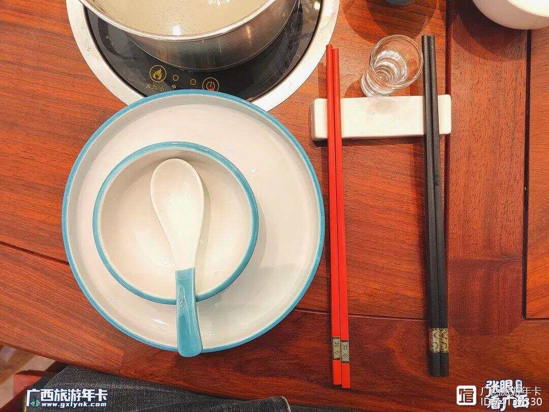 公筷试吃咸菜后插回，餐桌上的新风尚与文明用餐的呼唤