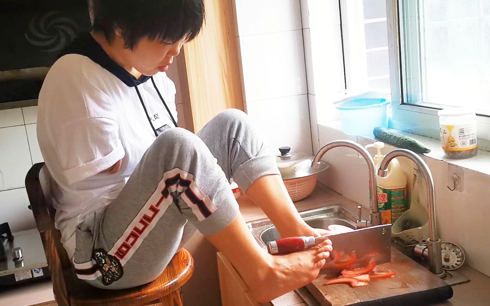 无手女孩做饭视频，挑战与坚持的力量