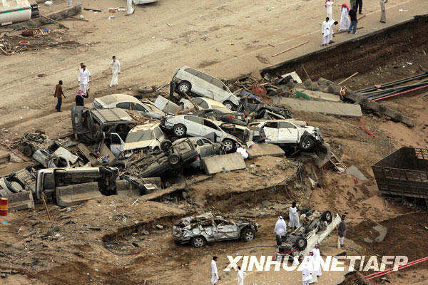 葬礼突遇狂风暴雨，墙体倒塌多人死伤——悲剧背后的警醒与思考