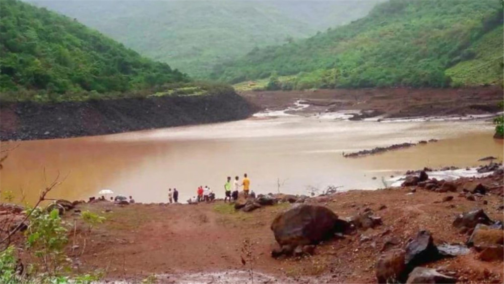 印度大坝开闸4秒决堤