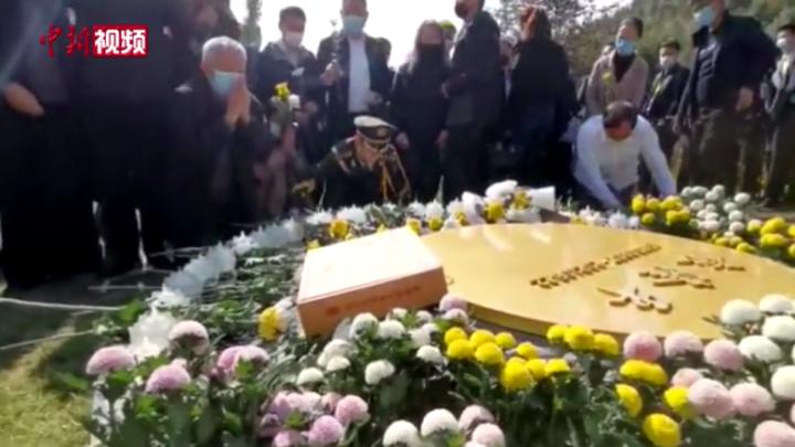 袁隆平夫人墓园祭扫，缅怀与敬仰