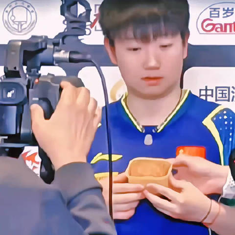 孙颖莎迅速反应，制止工作人员意外触碰餐盘
