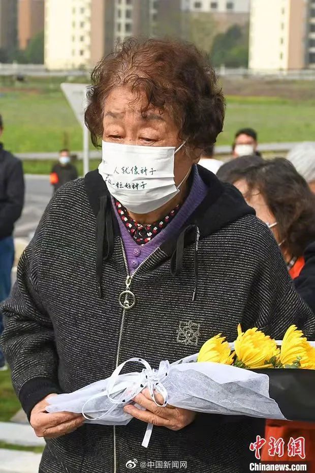 袁隆平夫人的深情祭扫，亲友搀扶下的缅怀之旅