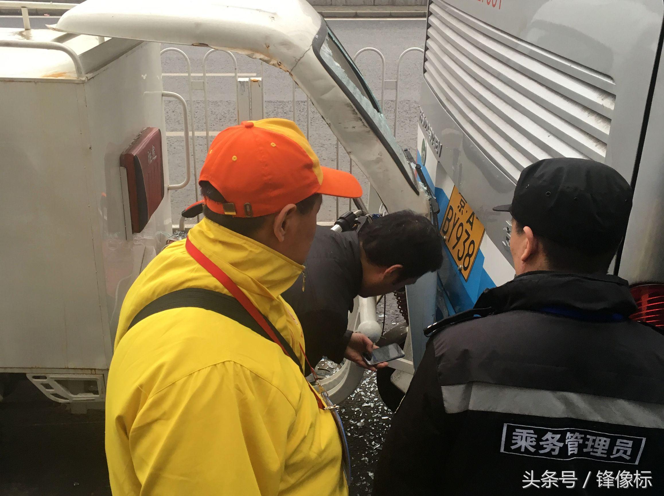 第一次坐上会导盲的公交车