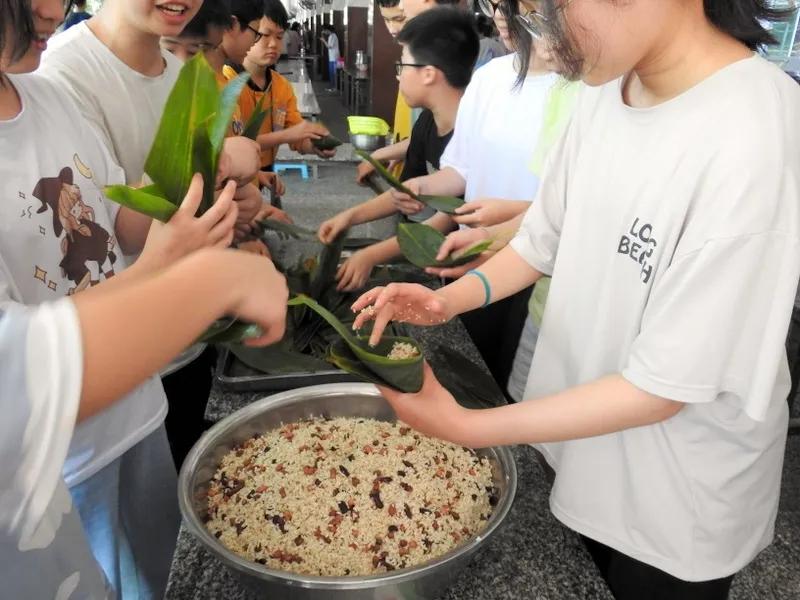 逆天技能！11岁小男孩惊艳全场，超熟练包粽子秀翻全网