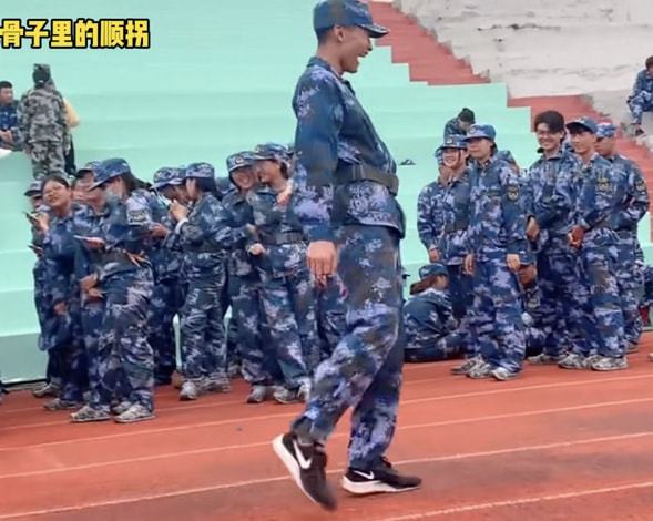 300万人选出最丑军训服，新生哀嚎连连——军训服装审美争议的背后