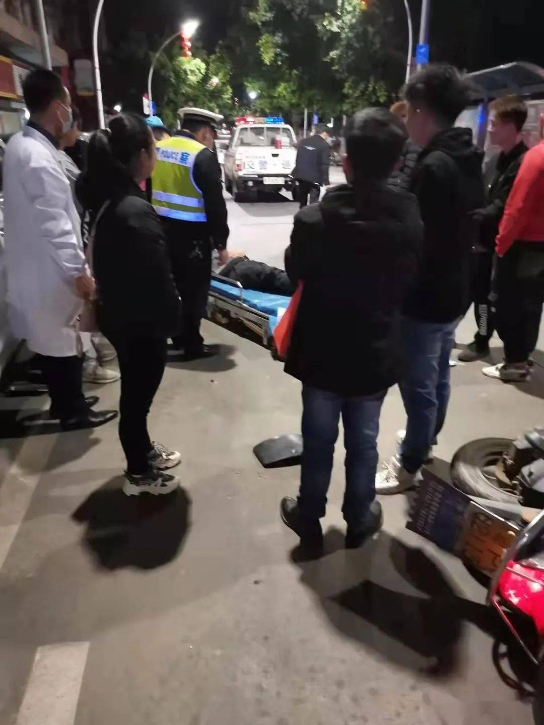 骑摩托车遭遇路边汽车，一次意外的警示