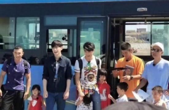贾乃亮对甜馨的深情呵护，一份真挚的父爱