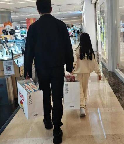 贾乃亮带甜馨逛街被偶遇，明星亲子日常引发热议