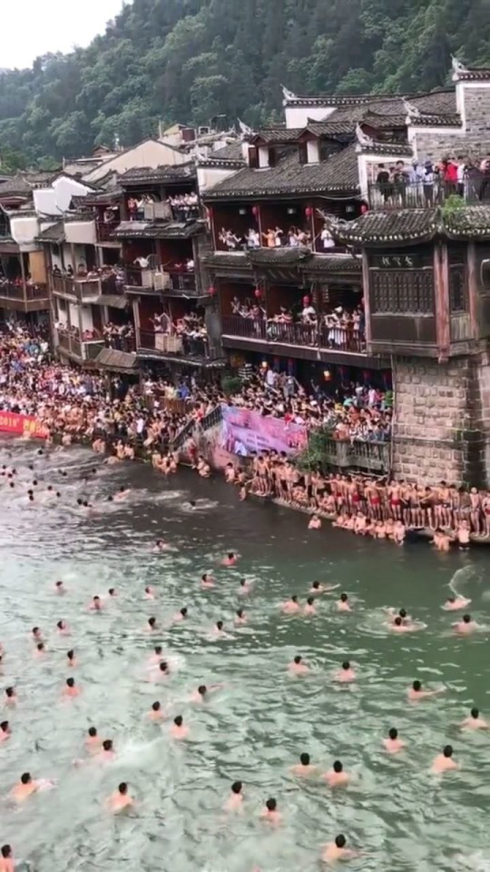凤凰古城百人抢鸭子，一场狂欢的盛宴