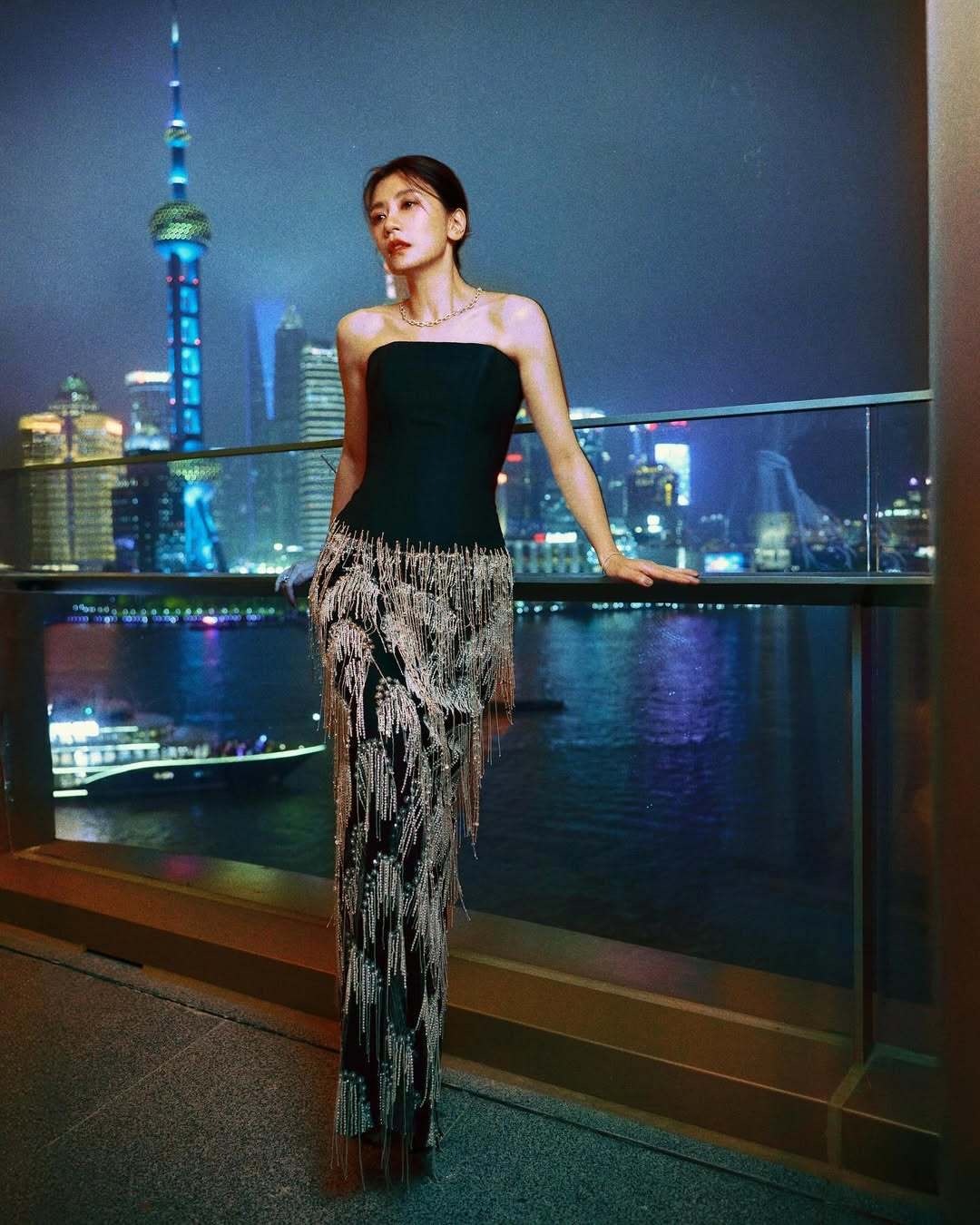 贾静雯一家八口报喜，幸福的大家庭迎来新篇章