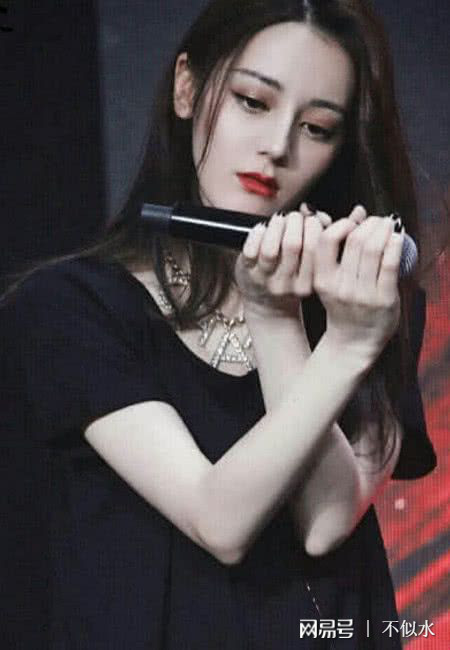 迪热巴撕衣服事件，一场意外引发的热议风暴