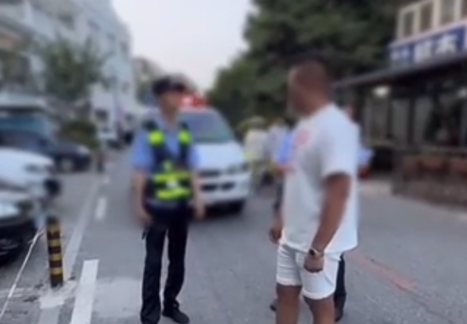 游客在饭店门口停车被打事件引发关注，当地回应