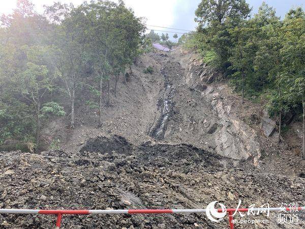当地回应山体疑开裂现出巨大裂痕
