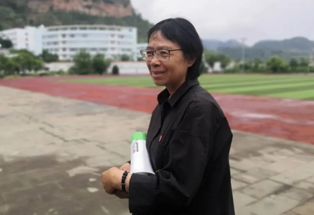张桂梅第15次送考，只要活着就去送——教育路上的坚韧与执着