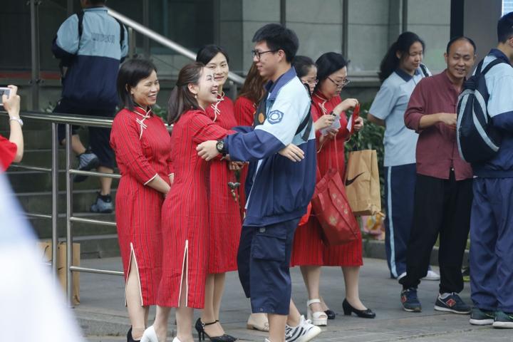 红旗袍映照下的温情送考——考前答疑时刻