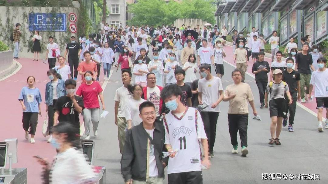 高考考场外统一动作，万众一心，静待佳音