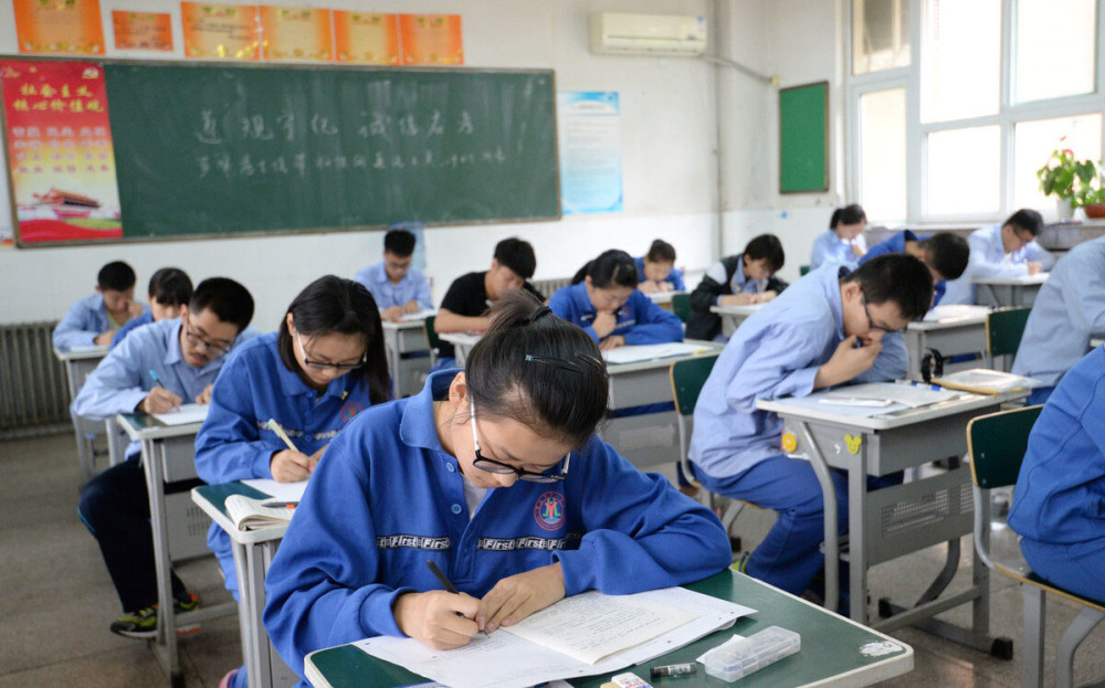 邵阳一考点，600余学子蹚水进考场