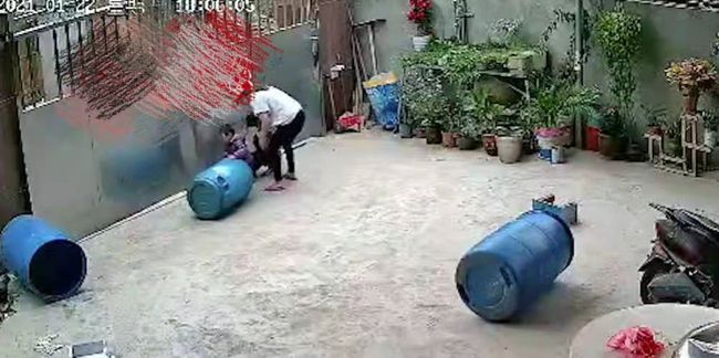 商场攀岩被勒脖20分，一场意外引发的网络热议