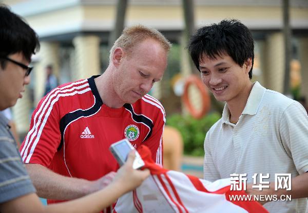 国足比赛现场，男球迷三次冲动亲女伴遭拒，引发网络热议