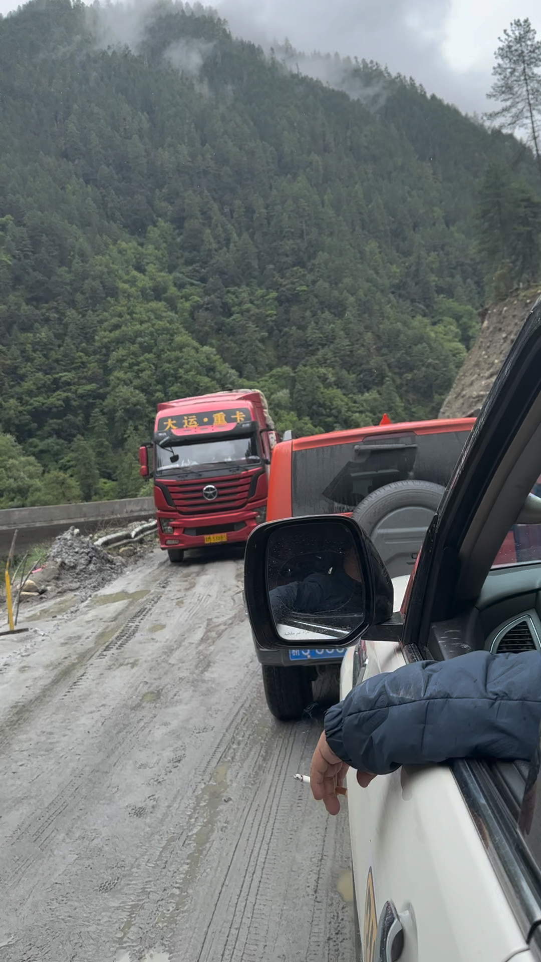 小车318川藏线上逆行被大货车逼退，一次惊险的旅途经历