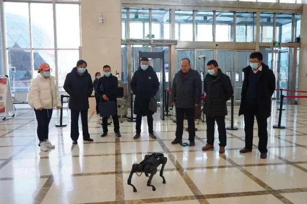 台网红馆长被大陆外卖机器人秀到了