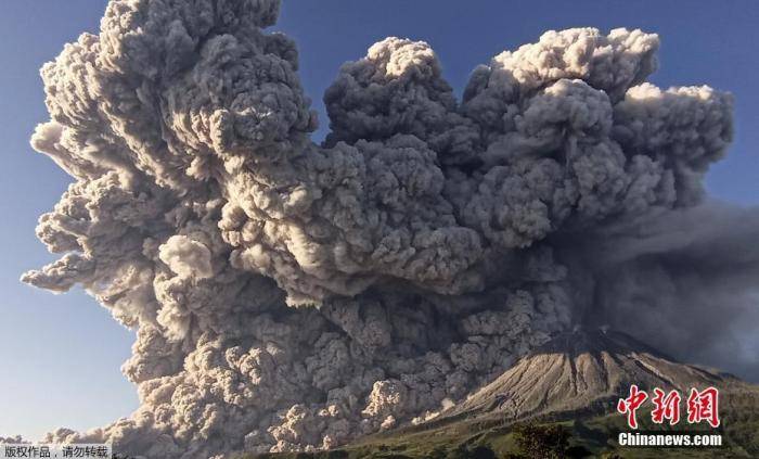 印尼火山喷发灰柱直冲云霄，高达一万米，自然界的震撼力量