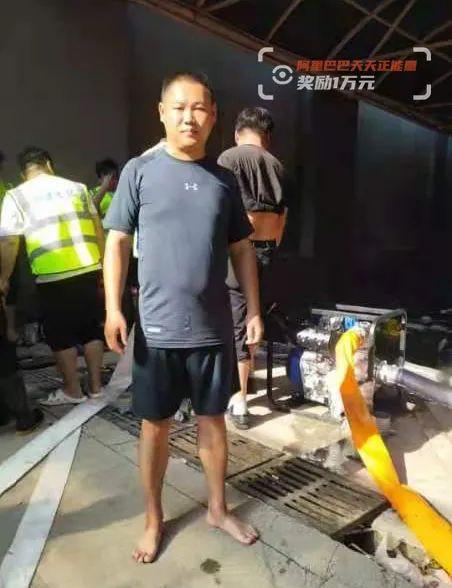 因暴雨学生游泳赶考，一场与时间的较量