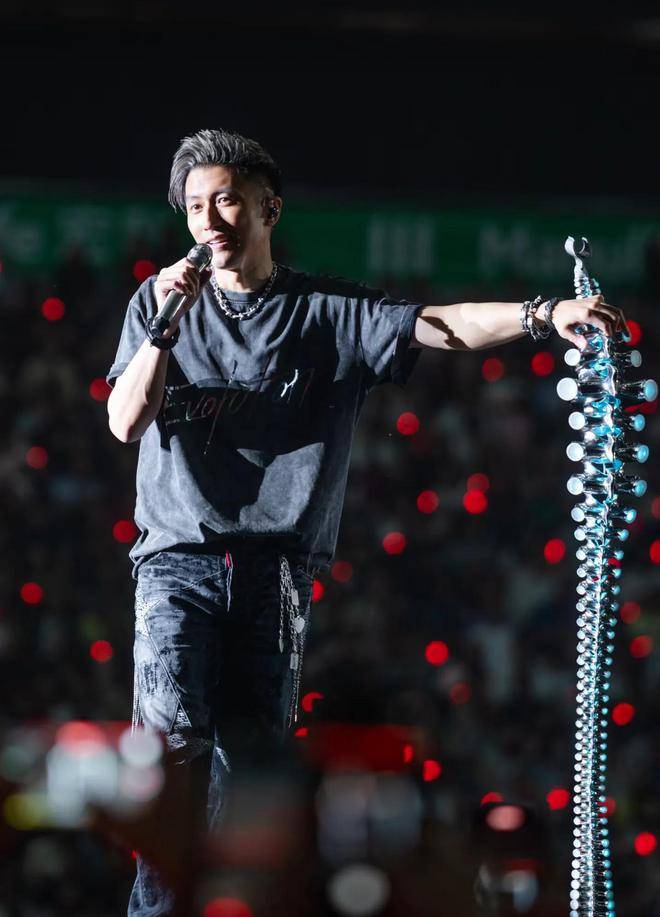 谢霆锋演唱会13万人关于谢霆锋演唱会的观众人数，不同的报道和来源可能有不同的说法。关于一场演唱会是否有13万观众，应以官方公布的数据为准。