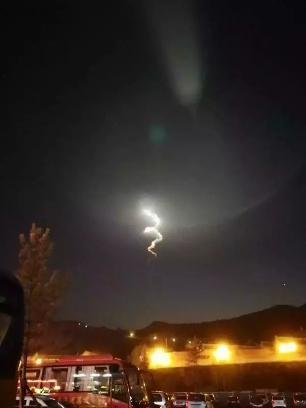 北京夜空拍到的御剑飞行是什么北京夜空拍到的御剑飞行之谜