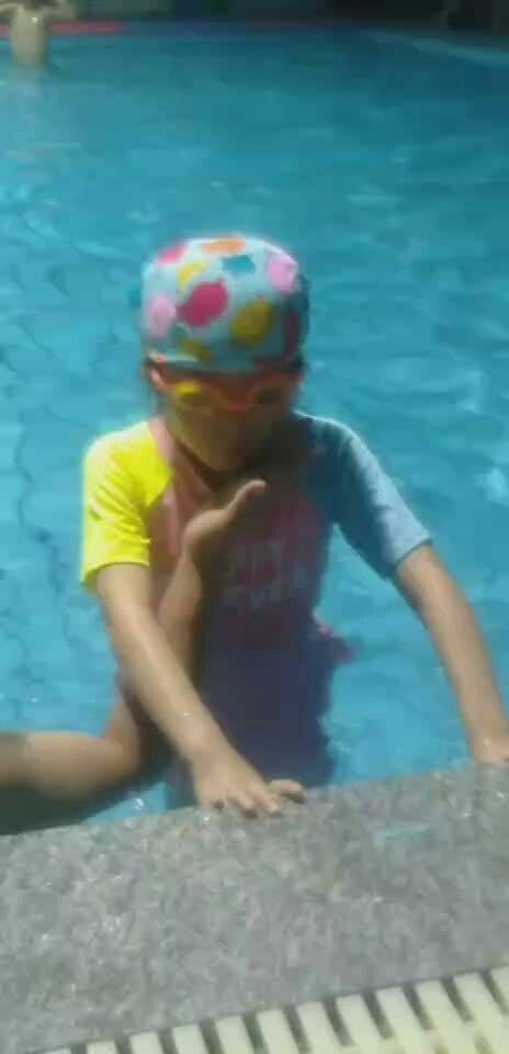女子找小孩哥学游泳一节课5块钱女子找小孩游泳教练学习游泳，一节课仅需五元