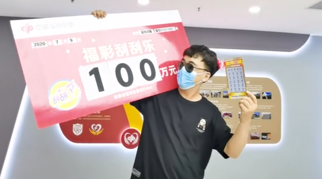 女子为避雨进彩票店顺手刮中100万这是一个非常幸运的故事，女子在避雨时顺手进入彩票店，竟然意外刮中了100万。